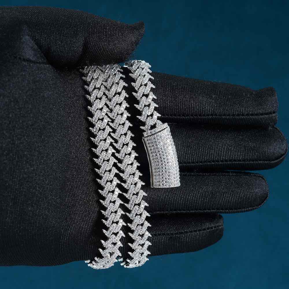 10mm Spiked Cuban Link Chain hand