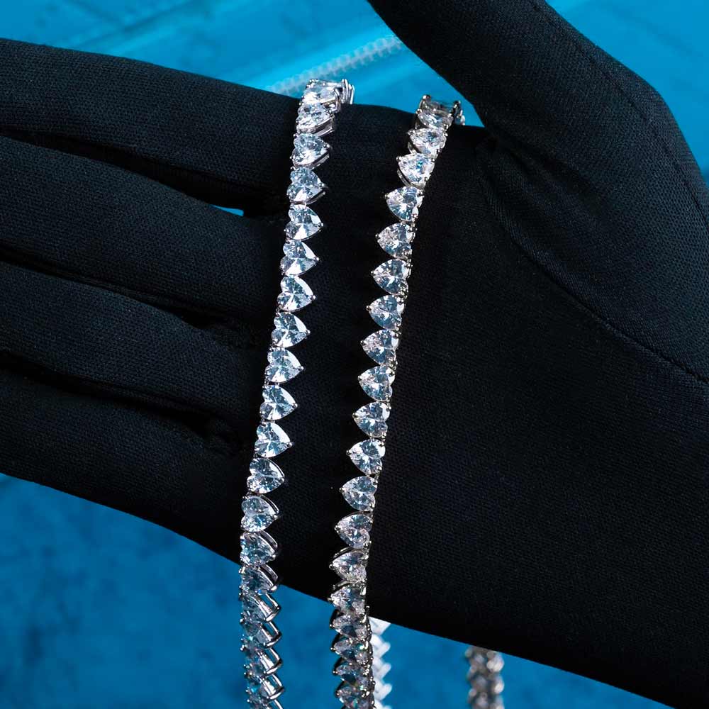 6mm moissanite heart tennis chain in hand