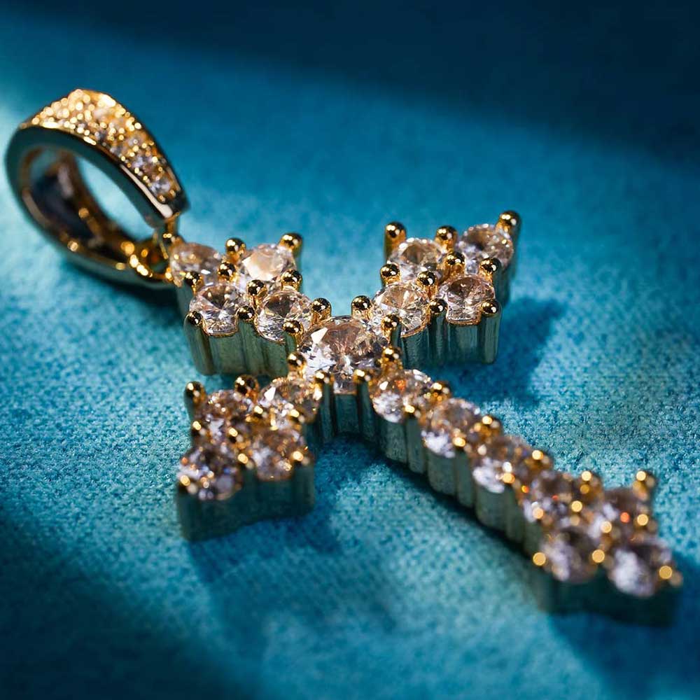 moissanite pendant features