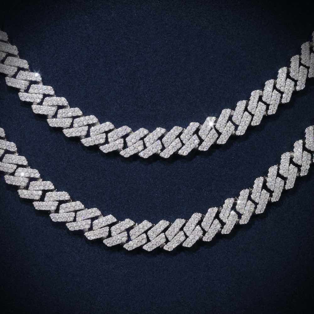 8MM Prong Moissanite Cuban Link chain closeup