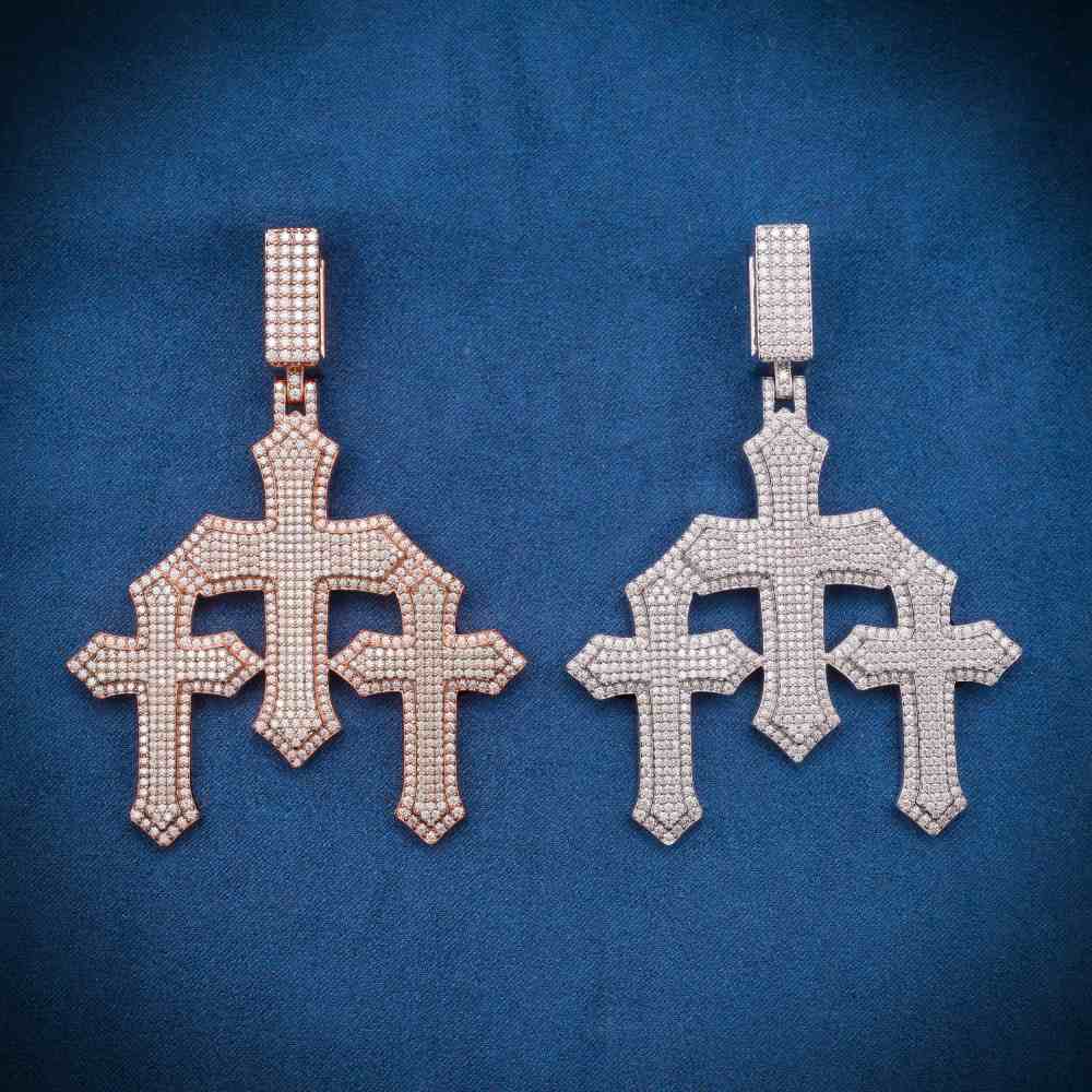 Ciondolo Croce Religiosa In Moissanite 0.60 Ct – Placcato Oro Giallo 14k – Argento 925 – Animas Jewels