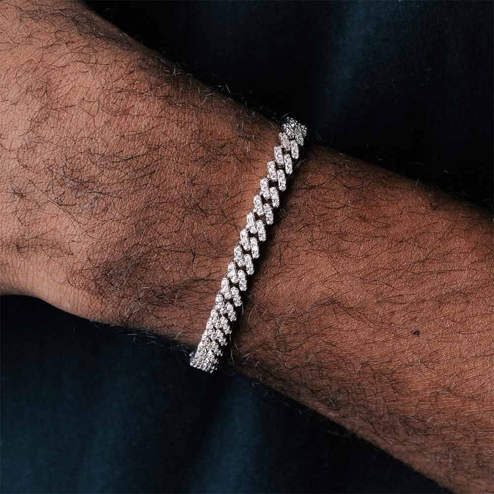 homme portant un bracelet à maillons cubains en moissanite de 6 mm