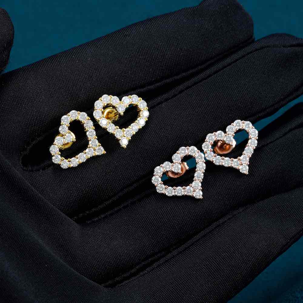 Moissanite hollow heart earrings hand