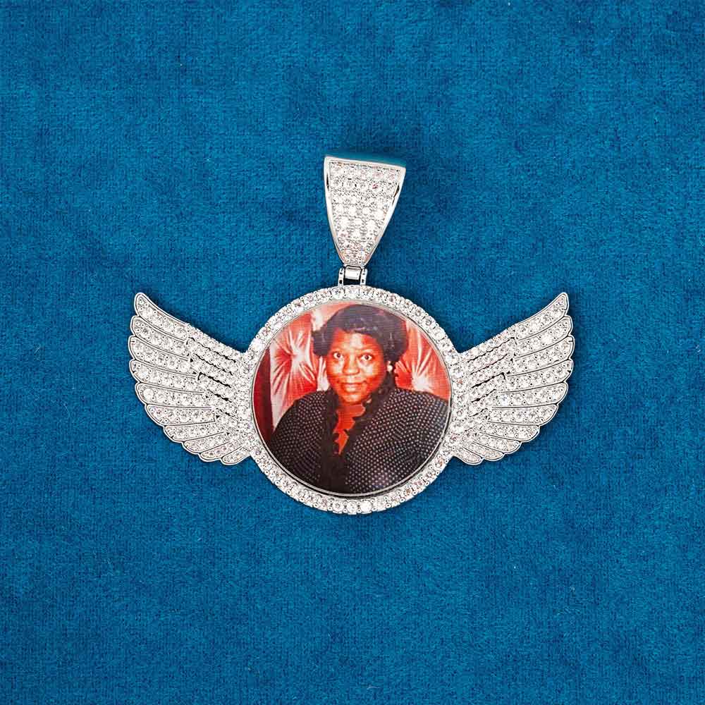picture pendant with wings close up  1