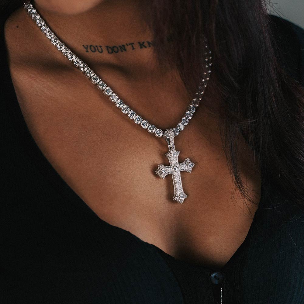 Femme portant un pendentif en forme de croix en moissanite